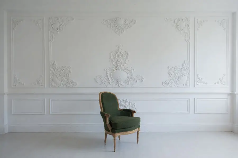 Mur blanc à moulures, photo d’illustration