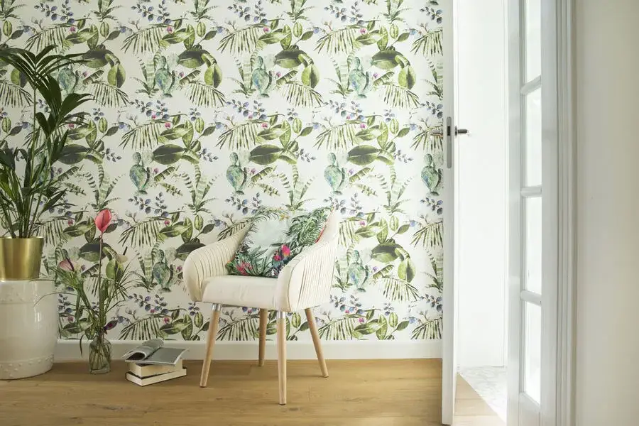 Mur tapissé de papier peint végétal et fauteuil