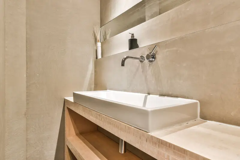 Salle de bain avec sol effet pierre, photo d’illustration